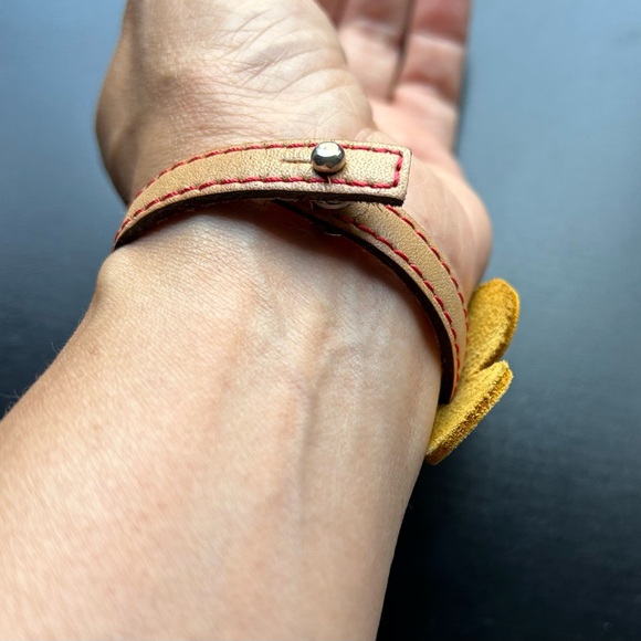 Authentic Cacharel Floral design adjustable leather bracelet - Picture 7 of 7